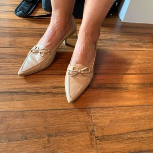 Beige pumps with bow